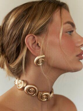 Lili Claspe La Mer Shell Choker